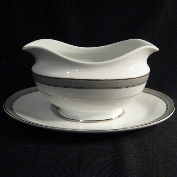 Mikasa L3428 Platinum Crown Gravy Boat with Underplate - Picture 1 of 3
